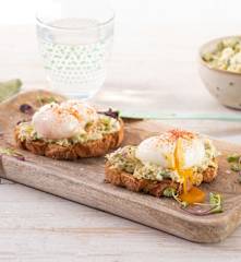 Tostas de alcachofas con huevo mollet