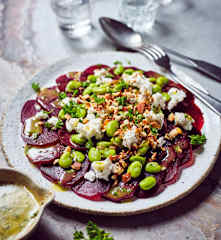 Rote-Bete-Carpaccio mit dicken Bohnen und Ziegenkäse