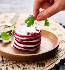 Mille-feuille de betterave à l'ail confit et chèvre frais