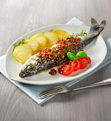 Branzino e patate al vapore in salsa di basilico e pomodorini