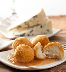 Croquetas de queso cabrales con salsa de membrillo