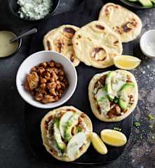 Pane Naan con cavolfiore speziato, salsa Feta e tahini al matcha