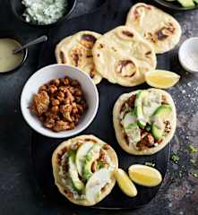 Naanbrote mit Blumenkohl, Feta-Minz-Dip und Matcha-Tahini