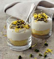 Tiramisú de café latte con crocanti de pistachos