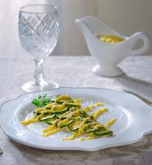 Spigola in crosta di zucchine con salsa al caviale di limone