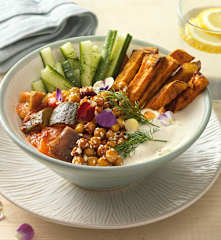 Ratatouille Bowl und Süßkartoffel-Pommes