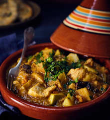Hähnchen-Tajine mit Birnen und Backpflaumen