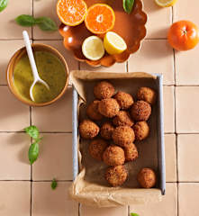 Croquetes com vinagreta de citrinos e manjericão