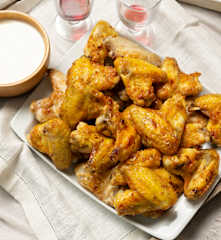 Alitas de pollo picantes con salsa Alfredo
