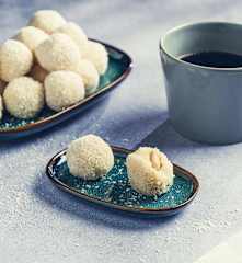 Keto-Kokospralinen