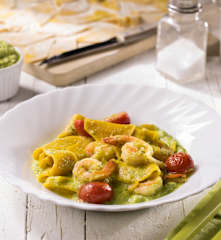 Maltagliati al pesto di zucchine e gamberi