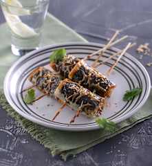 豆皮牛蒡卷佐蜜汁醬