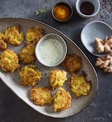 Indyjskie racuszki cebulowe (bhaji) z dipem kolendrowym (TM6, TM7)