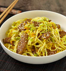 Kachna s vaječnými nudlemi a zeleninou