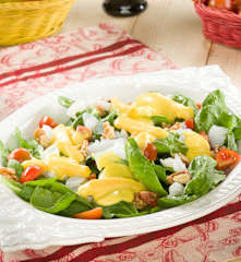 Sałatka z wędzonym pstrągiem i sosem vinegret z mango