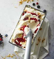 Gelato allo yogurt con sciroppo di frutti rossi e crumble croccante
