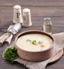 Gruziński rosół z mięsem z kurczaka i żółtkami (czichirtma)