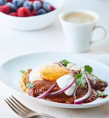 Huevos poché con mole vegano
