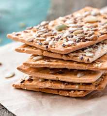 Bolachas crackers com descarte de massa-mãe