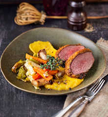 Hirschrücken mit Spekulatiuskruste, Kürbiscreme und Ofengemüse