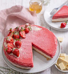 Sernikowy tort lodowy z truskawkami