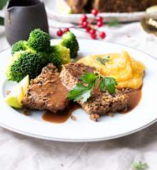 Linsenbraten mit Süßkartoffel-Sellerie-Püree und Brokkoli