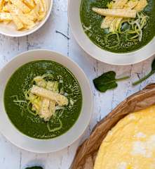 Špenátovo-bramborová polévka s vaječnou omeletou