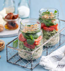 Zielone szpecle z sosem serowym i pomidorkami