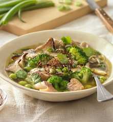 Suppen Bowl mit Pilzen und Saibling