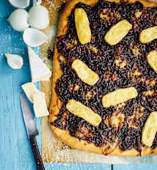 Piza de cebola, brie e gorgonzola