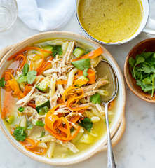 Soupe non mixée au poulet, petites pâtes et légumes