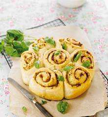 Pão enrolado com pesto