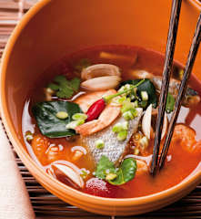 Zuppa Thai piccante di pesce