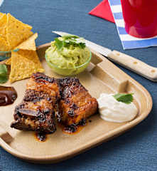 Costillas de ternera braseadas con nachos (Braised short ribs with nachos)