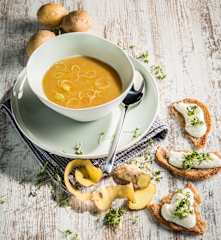 Basensuppe mit Rahmfladen