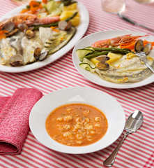Menú: Sopa de gambas con arroz. Rodaballo con almejas y verduras