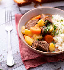 Guisado de carne, arroz de couve-flor e bolo de limão sem glúten