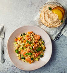Menù: Cous cous con filetti di salmone, verdurine al vapore e dessert alle pesche