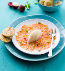 Carpaccio de saumon, sorbet litchi au poivre sauvage
