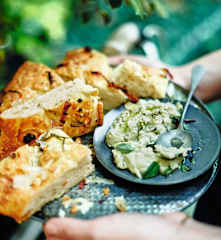 Focaccia au pecorino, au lard et crème d'artichaut