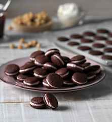 Chocolate whoopie pies con crema de avellana