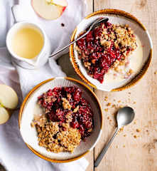 Crumble di frutta estiva con crema inglese