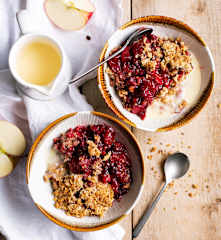 Sommerfrüchte-Crumble mit Vanillesauce