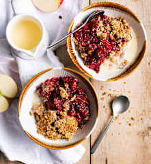 Sommerfrüchte-Crumble mit Vanillesauce