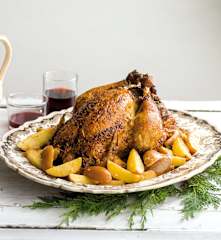 Capão com recheio de miúdos e de castanhas e batatas de rebolão