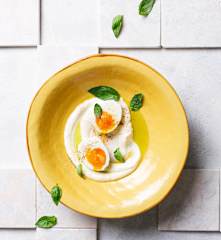 Huevos mollet con crema de queso y aceite de albahaca