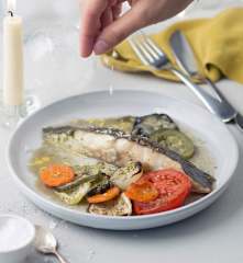 Rodaballo con verduras y mantequilla maître d'hotel