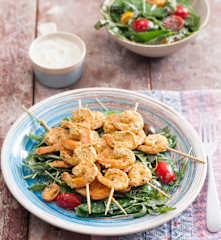 Krewetki tandoori z miętowym dressingiem i sałatką