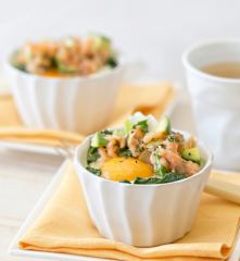 Uova in camicia con salsa di salmone e avocado