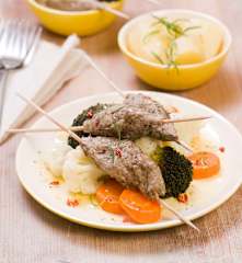 Jehněčí špízy s omáčkou charmoula a bramborami s rozmarýnem